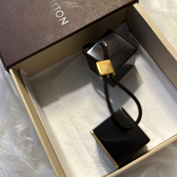 Louie Vuitton hair cube tie - Picture 2 of 3